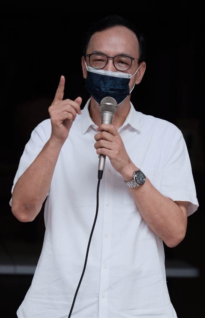 国民党主席选举在即，却发生候选人之一的张亚中因言论攻击朱立伦，而被国民党中央选举监察委员会移送考纪会，引发蓝营内斗风暴；国民党前主席朱立伦（前）14日出面表示对提案一无所知，不但深感错愕也不乐见看到党内同志互相争斗，他反对裁罚张亚中，并呼吁党中央收回成命，以求凝聚共识、团结一致。（郭吉铨摄）