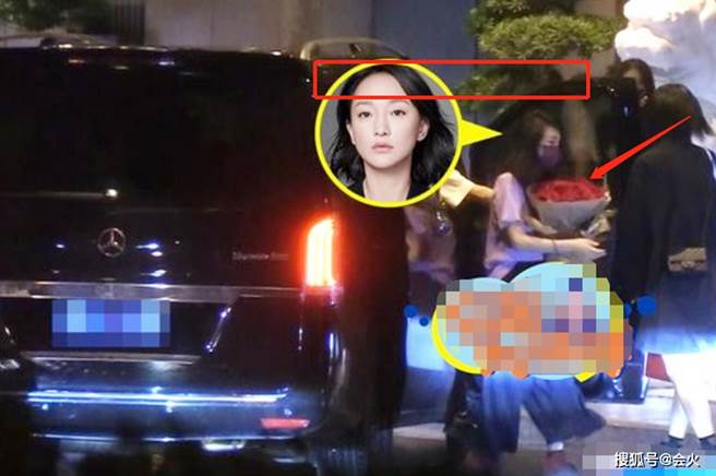 周迅近日被拍头髮凌乱下班。（图／翻摄自会火微博）