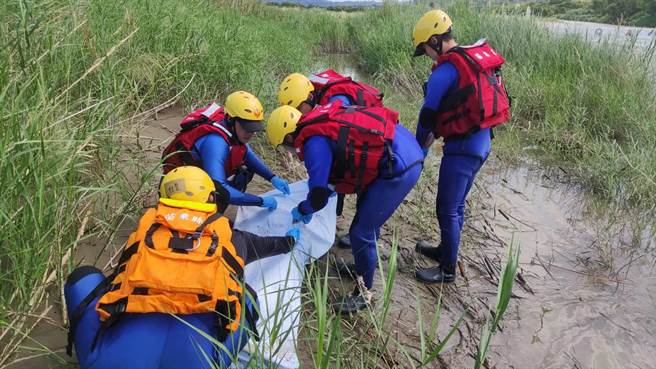 苗栗县消防局人员搜寻3天后，在新东桥下寻获落水彭姓钓客遗体。（苗栗县消防局提供／谢明俊苗栗传真）