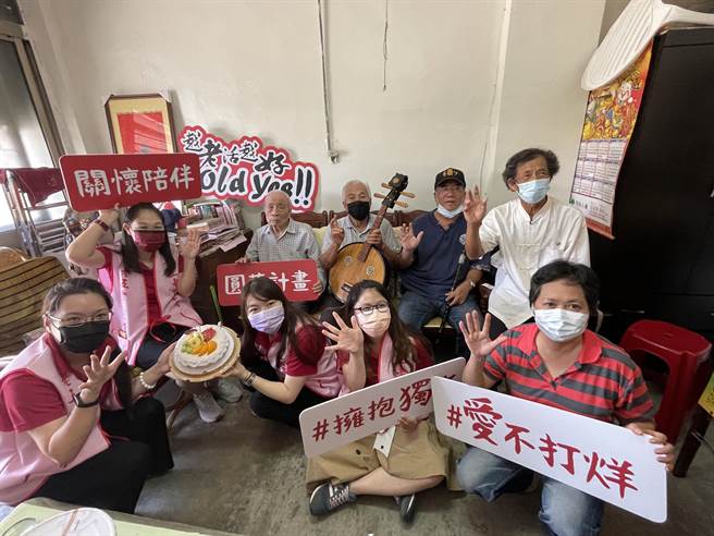 万兴国乐团的5位团员受邀担任100岁耿爷爷的「一日家人」，陪爷爷一起演奏胡琴庆生。（王文吉摄）