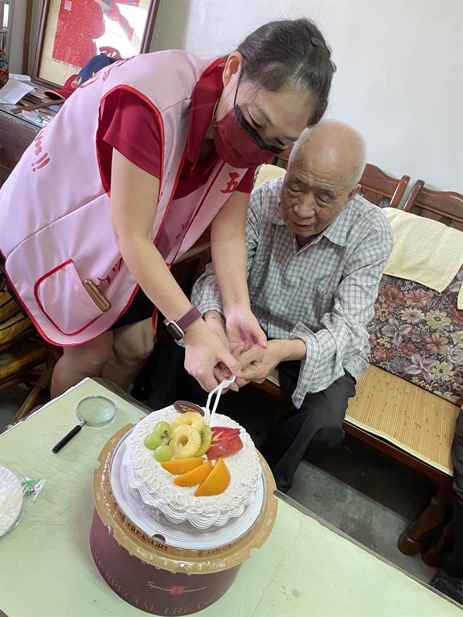 老五老石冈服务中心举办「一日家人」活动，庆祝独居耿爷爷生日快乐。（王文吉摄）