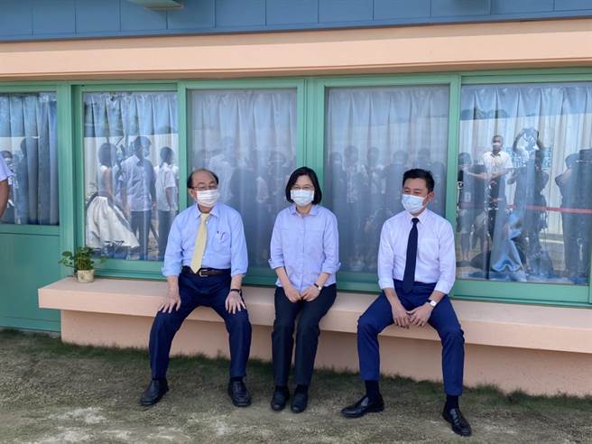 蔡英文总统（中）在林智坚（右）抛出合併议题后，14日首次到新竹市，她说，希望因为合併来促进区域发展，但要考虑法制面的配套措施，必须审慎的评估。左为立委柯建铭。（陈育贤摄）