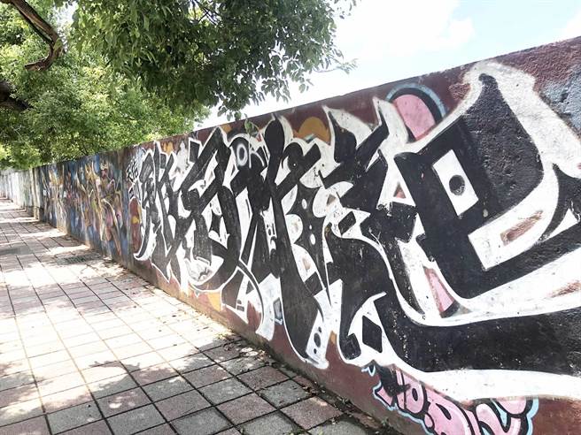 台湾大道沿线可见民到处眾涂鸦，市议员朱暖英要求市府应设涂鸦专区，以免影响文化城的市容观瞻。（陈世宗摄）