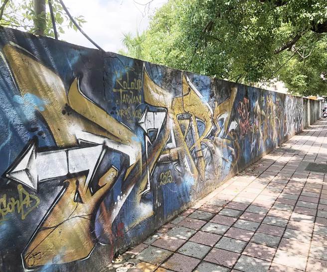 台湾大道沿线可见民到处眾涂鸦，市议员朱暖英要求市府应设涂鸦专区，以免影响文化城的市容观瞻。（陈世宗摄）