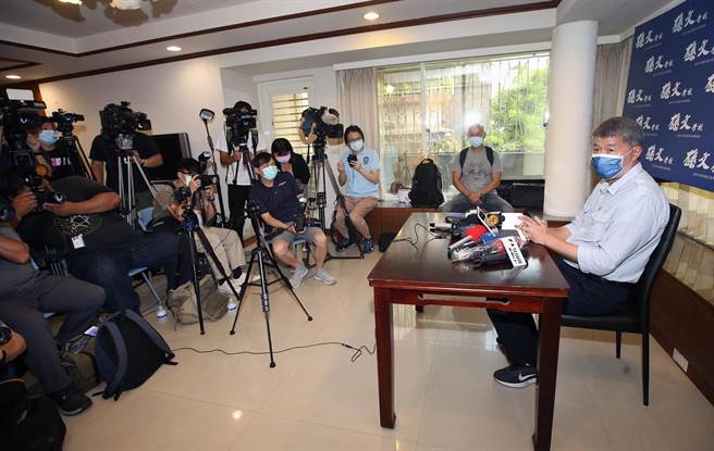國民黨主席候選人張亞中遭選監委員會移送考紀會，他14日召開記者會。（范揚光攝）