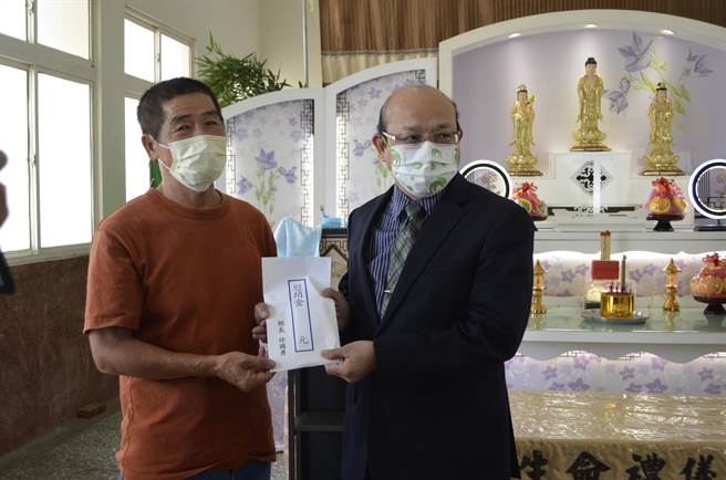 消防署副署長李永福代表消防署向翁翊凱家人表達哀悼之意。（張亦惠攝）