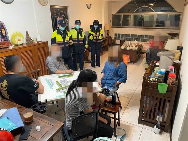 基隆信义区东明路段某民宅有多人群聚。（翻摄照片／陈彩玲基隆传真）