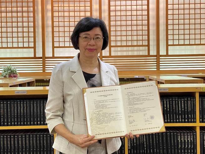 國家圖書館館長曾淑賢手持與法蘭西學院簽署的合作協議。(國圖提供／李侑珊台北傳真)