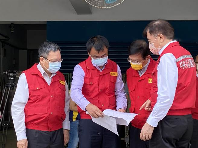 农委会主委陈吉仲今日陪同行政院长苏贞昌于台北邮件处理中心视察中秋节国际邮包检疫作业。（李柏澔摄）