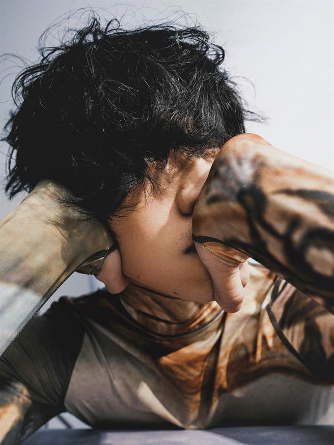 卢广仲首度摘下眼镜拍摄新专辑形象照曝光。（添翼创越工作室提供）