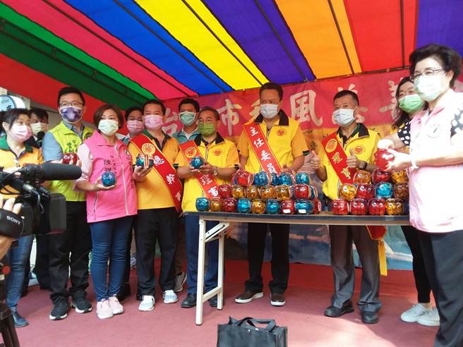 社團法人台中市和風慈善會愛心不落人後，14日舉辦「養小豬、愛心行善活動」；市議員邱素貞(右一)鼓勵不畏困境努力向上，未來一定會有出頭天。（陳世宗攝）