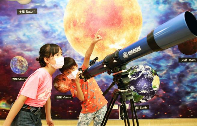 中秋節賞月活動多了「科學味」！蘆洲長安分館特別於中秋節前夕推出免費的「賞月觀星」活動（戴上容攝）