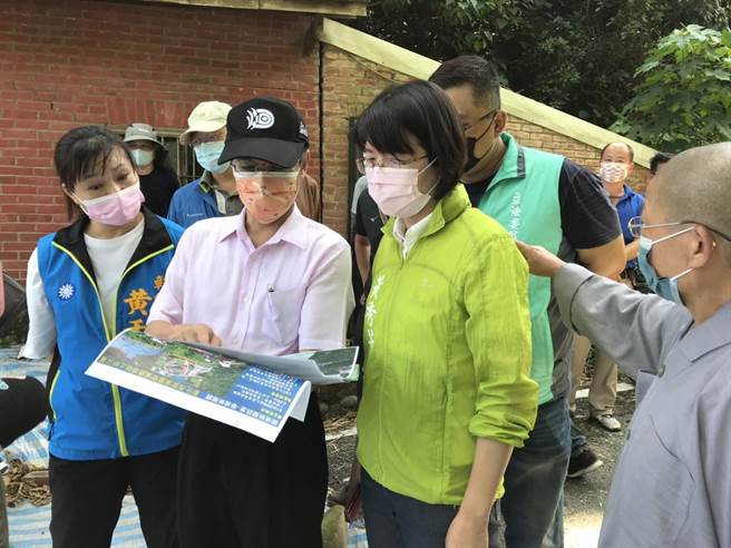 立法委员黄秀芳(前排右二)与彰化县议员庄陞汉、黄千宴，到彰化市安溪路591巷道内现勘。（立委服务处提供／谢琼云彰化传真）