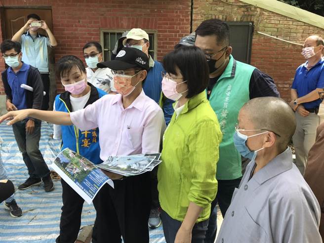 立法委员黄秀芳(前排右二)与彰化县议员庄陞汉、黄千宴，到彰化市安溪路591巷道内现勘。（立委服务处提供／谢琼云彰化传真）