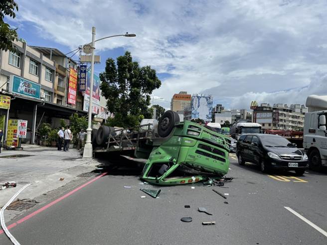 疑似钢卷掉落扯翻超大拖板车，车头压扁横躺路上吓坏高雄市民。(刘宥廷翻摄)