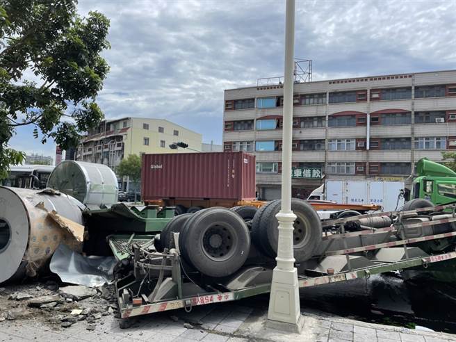 疑似钢卷掉落扯翻超大拖板车，车头压扁横躺路上吓坏高雄市民。(刘宥廷翻摄)
