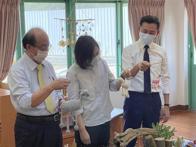 蔡英文总统（中）、新竹市长林智坚（右）、立委柯建铭14日一同参访全新的新竹市华德福实验幼儿园。（陈育贤摄）