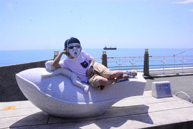 「鲸探号」由花莲子弟、知名插画家「当肯」设计，他趴在白鲸背上，代表大海白鲸悠游自在。（王志伟摄）