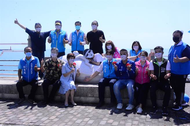 花莲市庆祝与韩国蔚山广域市缔盟40周年，委托插画家当肯及石雕艺术家创作的鲸探号装置艺术，今在北滨海边揭幕，市长魏嘉贤与地方各界庆祝。（王志伟摄）