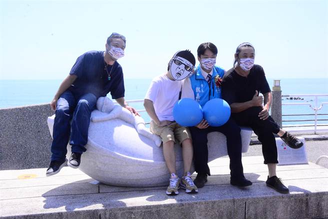 鲸探号艺术装置设计者「当肯」戴着面具出场，与花莲在地艺术家王标、叶权贤，以及市长魏嘉贤一同与「鲸嘆号」合影。（王志伟摄）