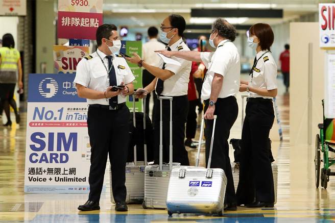 國內去年、今年均爆出機組員染疫事件，導致部分機組員被婉拒就醫；圖為桃園機場入境旅客檢疫。（陳麒全攝）