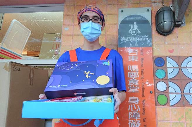 伊甸台东庇护工场吗哪食堂学员小胜（化名）的专长是烘焙。（蔡旻妤摄）