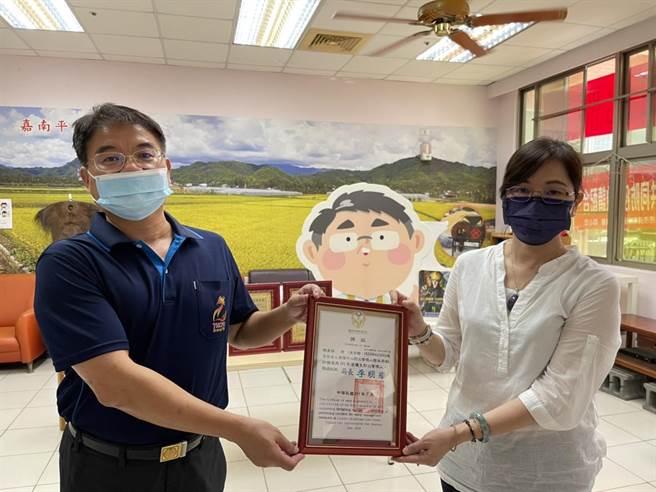 台南市消防局第2大队大队长丁春能（左）颁发感谢状给陈育娟。（读者提供／刘秀芬台南传真）