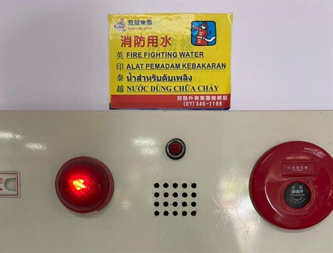 官田老人养护中心消防栓上贴有印制4国语言的使用说明，让外籍照服员能更快速明瞭的使用灭火设备。（读者提供／刘秀芬台南传真）