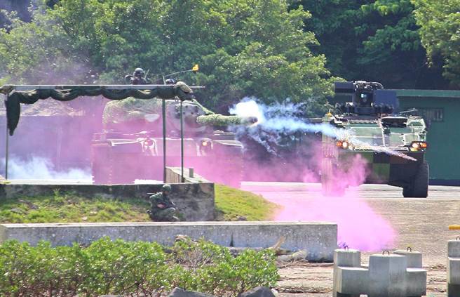 漢光37號實兵演習第2天，陸軍六軍團關指部在淡水河口展開河防操演，國造CM-33與CM-34雲豹裝甲車機動沿台二線省道進入淡水市區，實施淡水河口反滲透、反突擊實施操演。（張鎧乙攝）