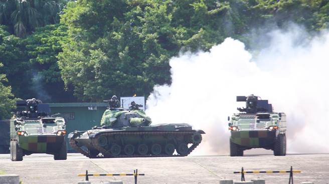 漢光37號實兵演習第2天，陸軍六軍團關指部在淡水河口展開河防操演，國造CM-33與CM-34雲豹裝甲車機動沿台二線省道進入淡水市區，實施淡水河口反滲透、反突擊實施操演。（張鎧乙攝）