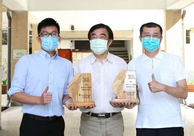 嘉大助理教授杨怀文(右)与助理教授张文昌(左)荣获行政院农业委员会农粮署「2021年十大农粮科研加工产品」奖，两人与食品科学系主任许成光(中)合影。（嘉义大学提供∕吕妍庭嘉义传真）