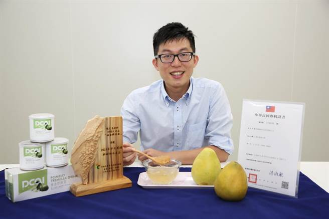 张文昌为开发「柚香胶原露」，研究出快速处理柑橘类水果的物理加工法。（嘉义大学提供∕吕妍庭嘉义传真）