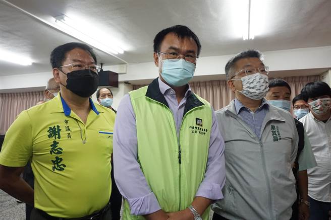 农委会主委陈吉仲（中）回应禁喂厨余政策。（王文吉摄）