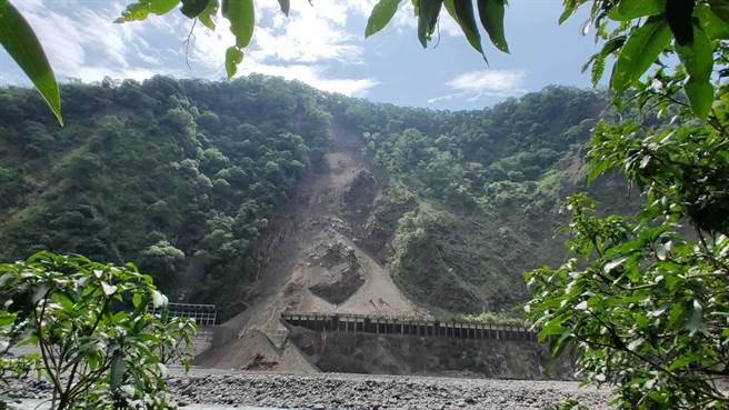 桃源台20线南横公路100.5公里处梅兰明隧道东端边坡持续落石掉落，导致隧道口被掩埋，拉芙兰等3里里民受困无法进出。(警方提供／林雅惠高雄传真)