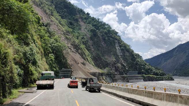 桃源台20线南横公路100.5公里处梅兰明隧道东端边坡持续落石掉落，导致隧道口被掩埋，拉芙兰等3里里民受困无法进出。(警方提供／林雅惠高雄传真)