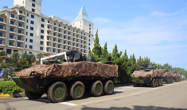漢光37號實兵演習第2天，陸軍六軍團關指部在淡水河口展開河防操演，國造CM-33與CM-34雲豹裝甲車機動沿台二線省道進入淡水市區，實施淡水河口反滲透、反突擊實施操演。（張鎧乙攝）