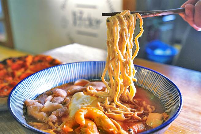 锅烧麵汤头浓郁、真材实料，拥有魔性的庶民魅力。（摄影/Cindy Lee）