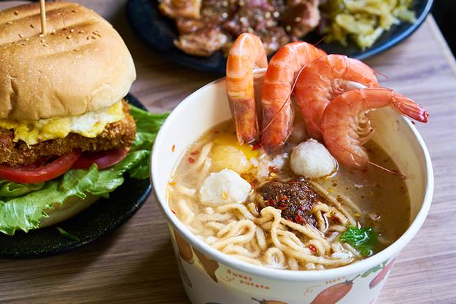 美迪亚汉堡店的锅烧麵是许多高雄人从小吃到大的回忆。（摄影/Cindy Lee）