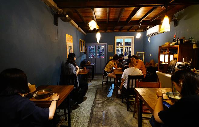 传承整修外公的老房子，与咖啡馆共用空间，诗晴不在乎翻桌率，鼓励客人慢慢吃麵、慢慢喝咖啡。（摄影/Cindy Lee）