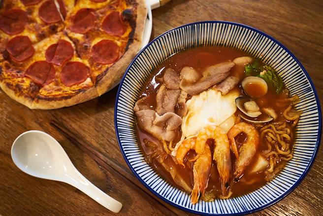 腊肠比萨搭配番茄意麵，一口臺湾味、一口义大利风情，一次满足双重享受。（摄影/Cindy Lee）