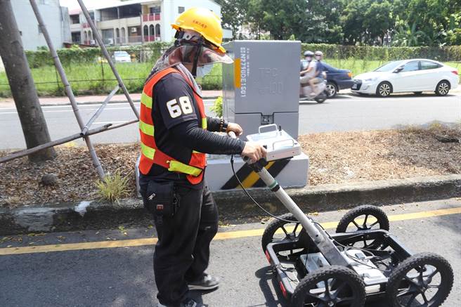 嘉义市政府与朝阳科技大学团队携手合作，运用透地雷达检测仪器检视道路安全。（嘉义市政府提供∕吕妍庭嘉义传真）
