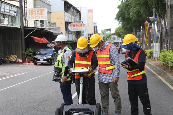 嘉义市政府与朝阳科技大学团队携手合作，运用透地雷达检测仪器检视道路安全。（嘉义市政府提供∕吕妍庭嘉义传真）