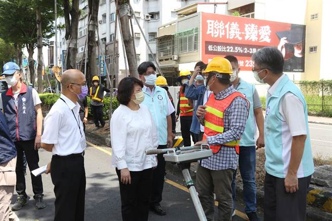 嘉义市长黄敏惠今特地到新民路实地了解透地雷达检测作业状况，盼善用科技方法找出隐藏坑洞，防患未然。（嘉义市政府提供∕吕妍庭嘉义传真）