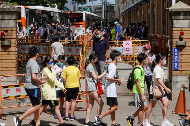 学生施打BNT意愿高，陈时中：考虑开放满12岁小六生校园接种。(黄子明摄)