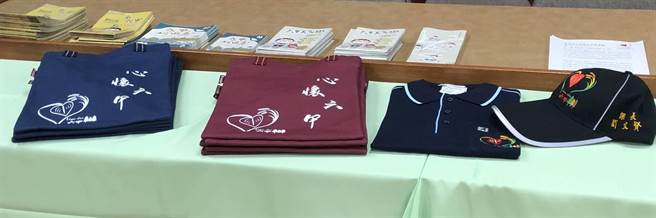 六甲區公所推出繡有公所新LOGO的帽子、制服，以及「心懷六甲」文創工作袋。（六甲區公所提供／劉秀芬台南報導）