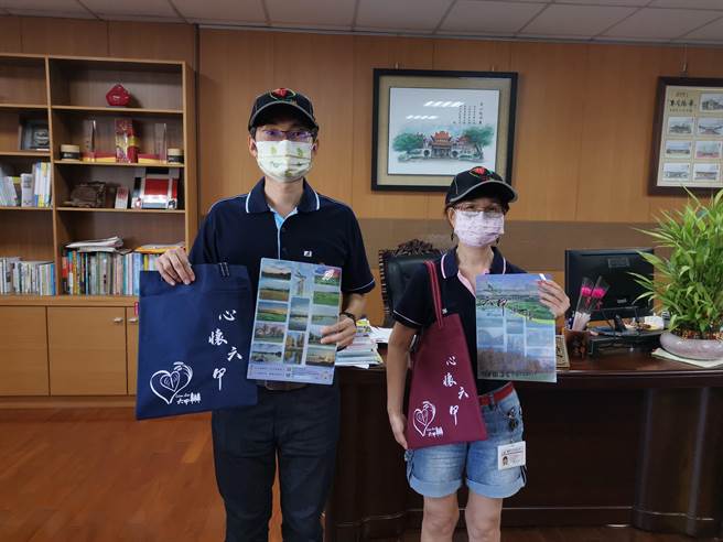 六甲區公所推出繡有公所新LOGO的帽子、制服，以及「心懷六甲」文創工作袋、六甲風景文件夾。（劉秀芬攝）