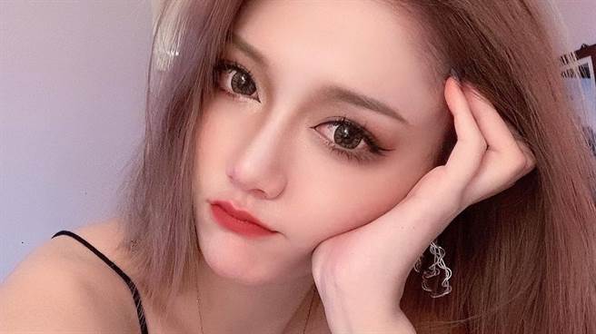 台艺大校花林酸酸近日除了登上《JKF》杂志封面，还PO出一系列火辣穿搭，令粉丝大喷鼻血。（图／IG@enny___127）