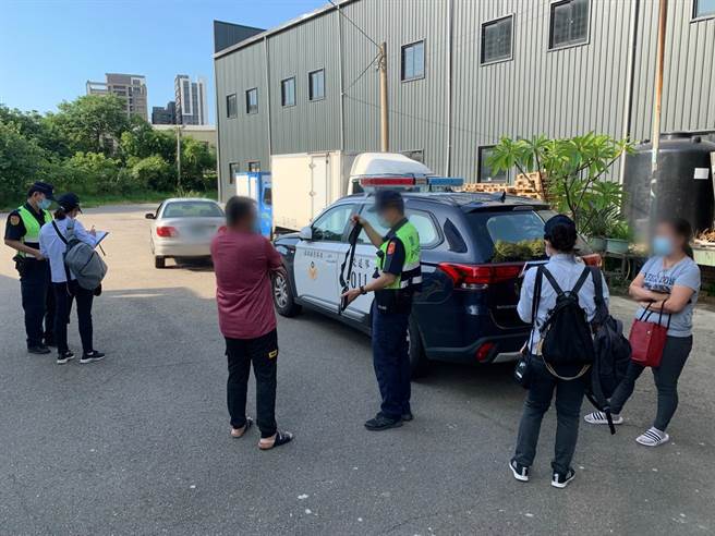 苗栗監理站14日會同苗栗縣警局在竹南查獲白牌計程車。（謝明俊攝）