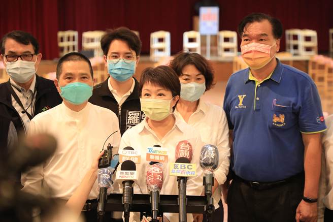 台中市长卢秀燕到太平视察快打站2.0，也宣布12到18岁青少年施打BNT疫苗注射意愿书可延至16日缴回。（冯惠宜摄）