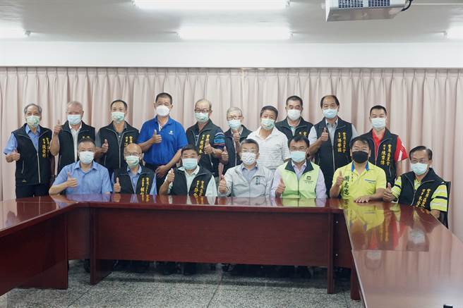 农委会主委陈吉仲与台中市丰原区农会理监事座谈。（王文吉摄）